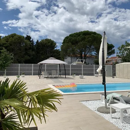 Apartment Azur Pearl With Free Ev Ch-station Valbandon